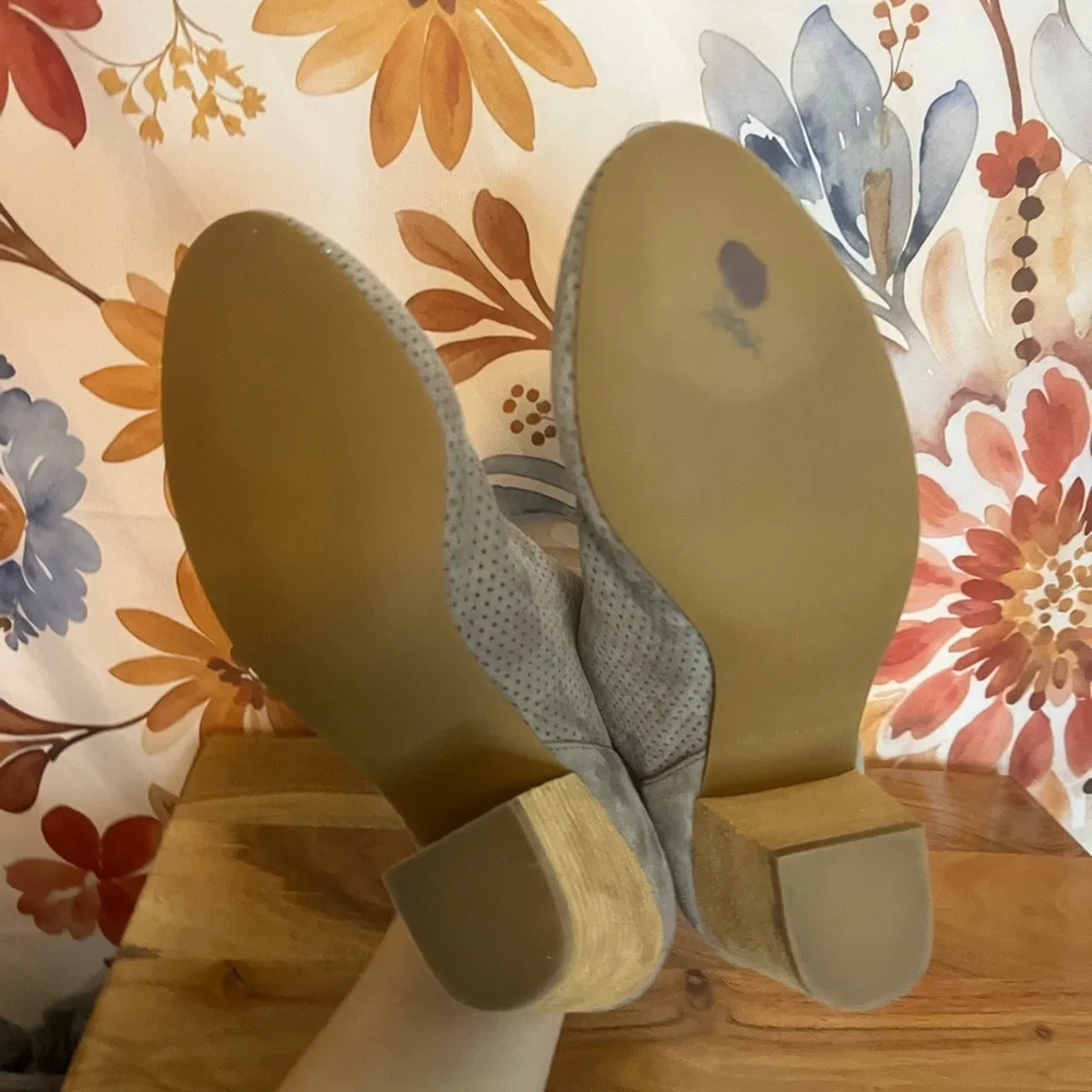 Cole Haan 8B Grey Suede Laser Cut Pull On Casual Fall Preppy Weekend Booties